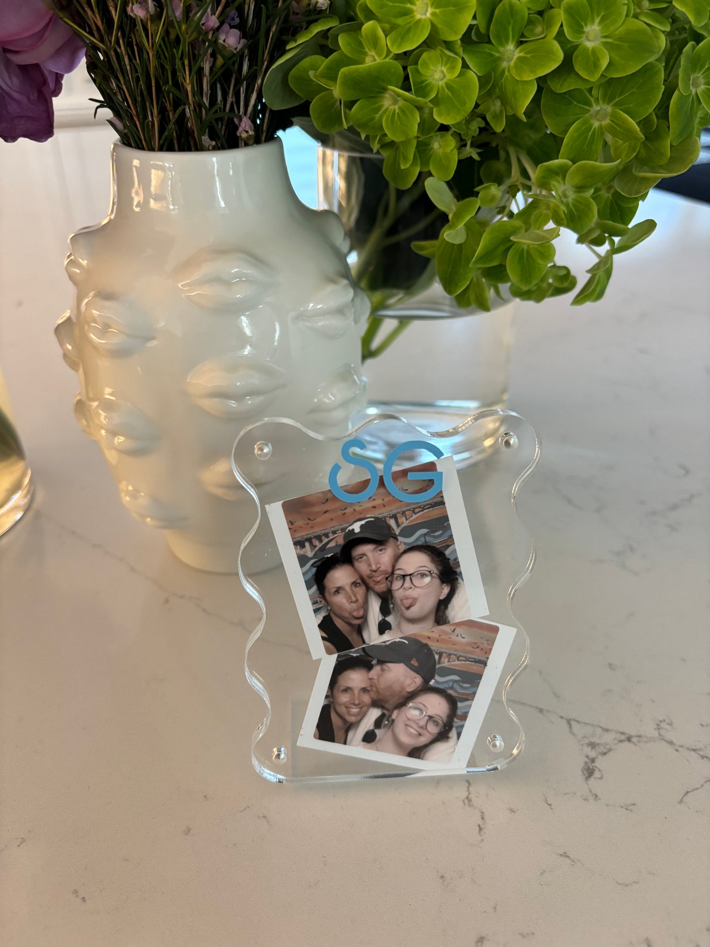 Personalized acrylic magnetic scalloped frame - 2" x 3"