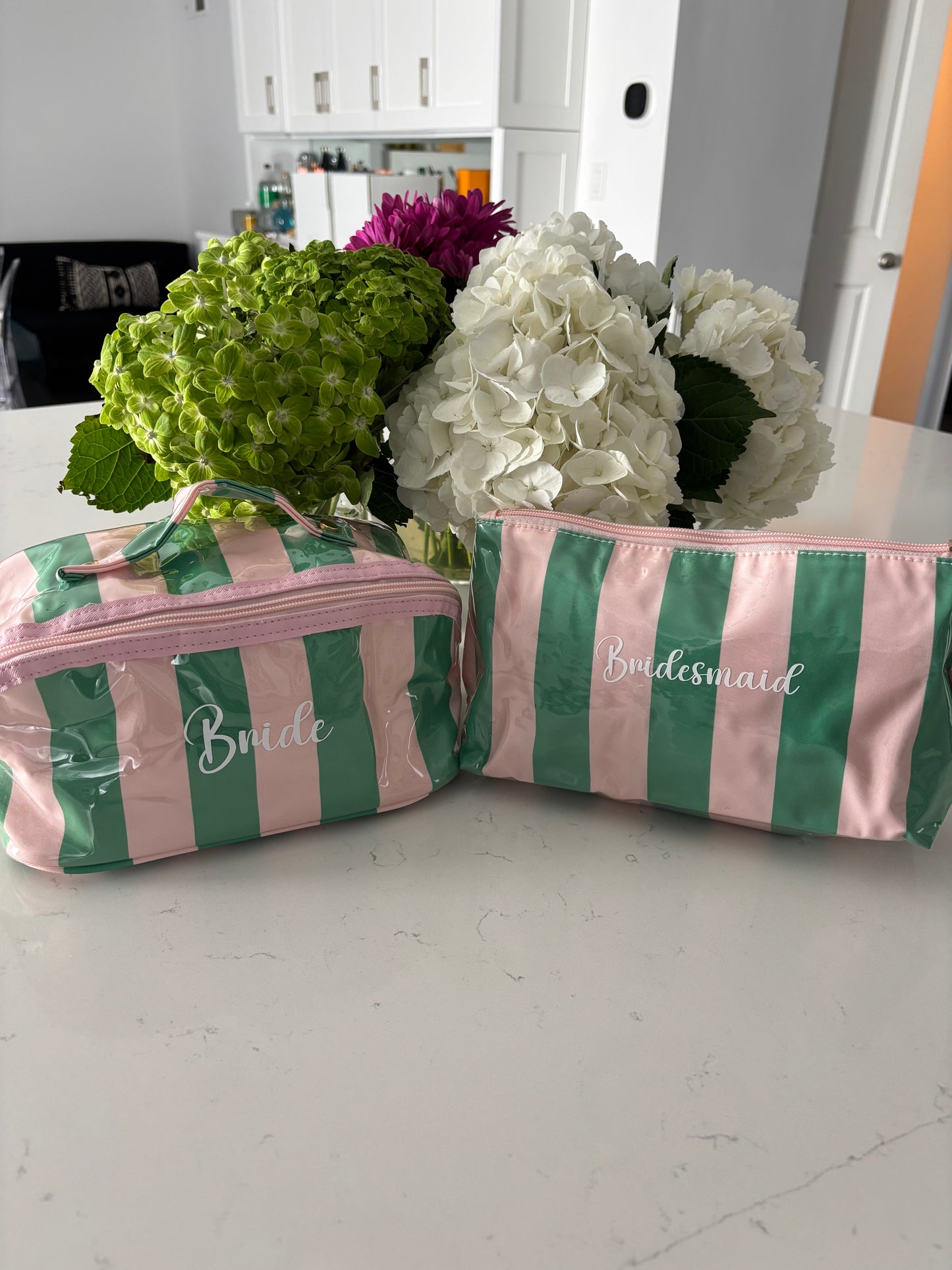 Personalized coated travel makeup bag with 3 compartments - pink/ green