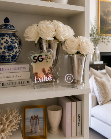 Personalized acrylic magnetic scalloped frame - 2" x 3"